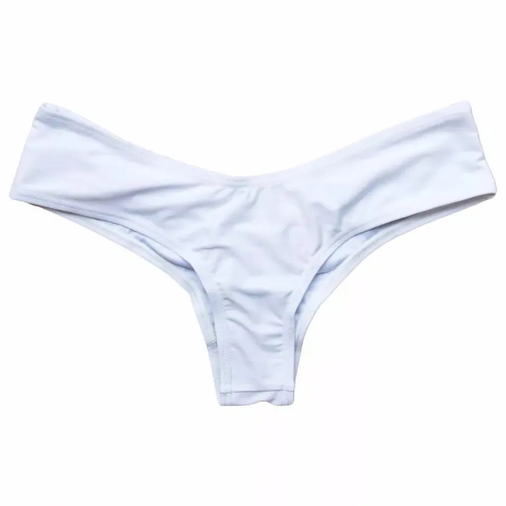 Une Bas Maillot de Bain Blanc Femme | 1 Pièce est posée à plat sur un fond uni, conçu pour toutes les morphologies. Bienvenue dans notre boutique en ligne BREEZE BEEZ.