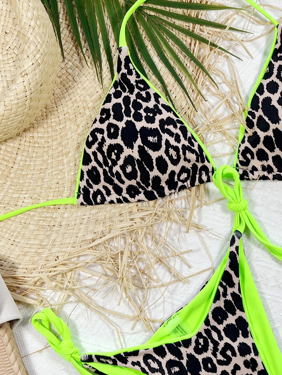 Un bikini Maillot de Bain Vert 2 Pièces aux couleurs vives avec des accents vert fluo saisissants disposés élégamment sur un tapis tissé avec un chapeau de paille et des feuilles de palmiers tropicaux, évoquant une sensation d'été et de BREEZE BEEZ.