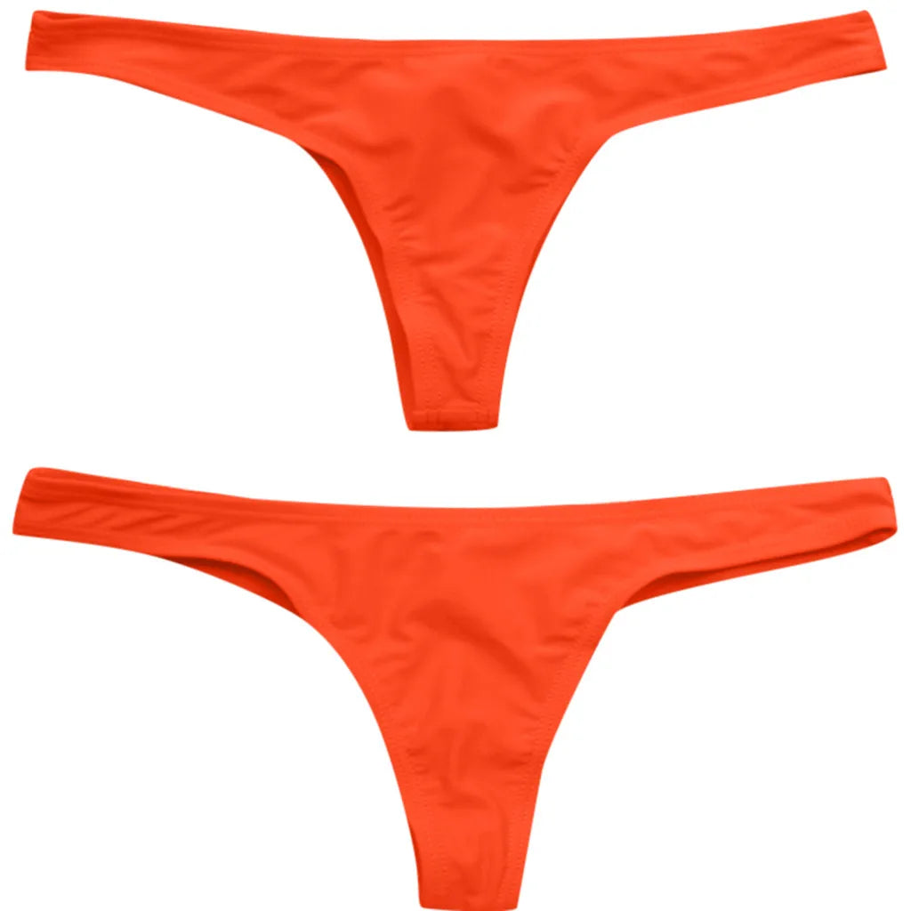 Deux bas de maillot de bain femme orange isolés sur un fond blanc, conçus pour toutes les morphologies. (BREEZ BEEZ)