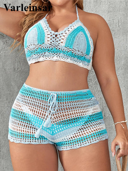 Une femme présentant un Maillot de Bain Grande Taille dos nu en crochet bleu sarcelle et blanc de BREEZE BEEZ et un short assorti avec une ambiance plage et bohème.