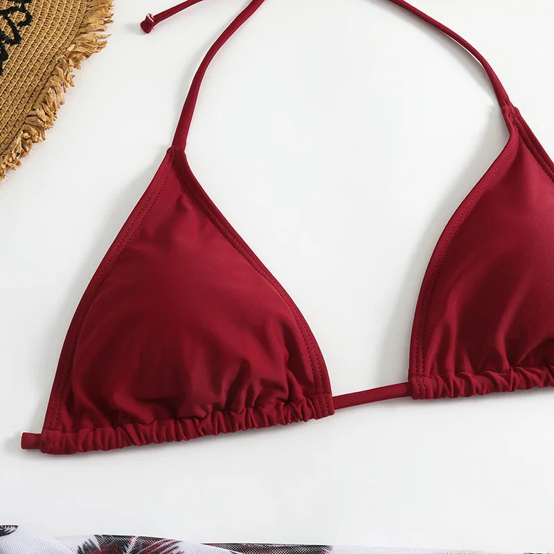 A Maillot de Bain Femme 3 Pièces | Ensemble haut & Bas marron de BREEZE BEEZ sur fond blanc, avec une pointe de chapeau de paille et un vêtement à motifs dans les coins, suggérant un décor estival sur le thème de la plage. Ça a l'air très beau