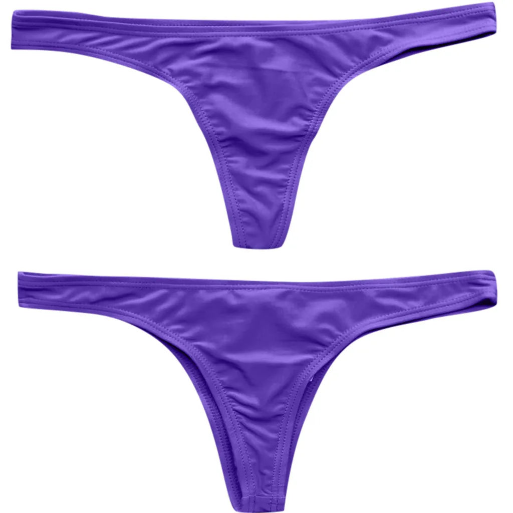 Une paire de bas maillot de bain femme 1 pièce violet posé à plat sur un fond blanc, bienvenue dans l'oasis des femmes qui cherchent le maillot de bain parfait avec BREEZE BEEZ !