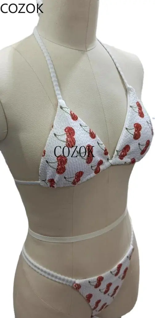 Découvrez nos collections variées, y compris un mannequin affichant un Maillot de Bain Blanc Femme 2 Pièces Bikini avec des motifs floraux rouges. Nos maillots mettent en valeur chaque silhouette de la marque BREEZE BEEZ.