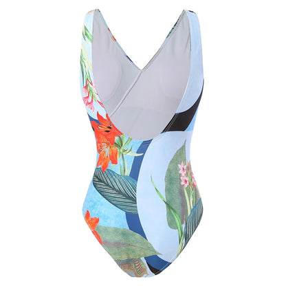 Un maillot de bain femme BREEZE BEEZ coloré avec un imprimé floral tropical et des éléments de design géométrique sur fond blanc, conçu pour le confort et profiter des vacances.