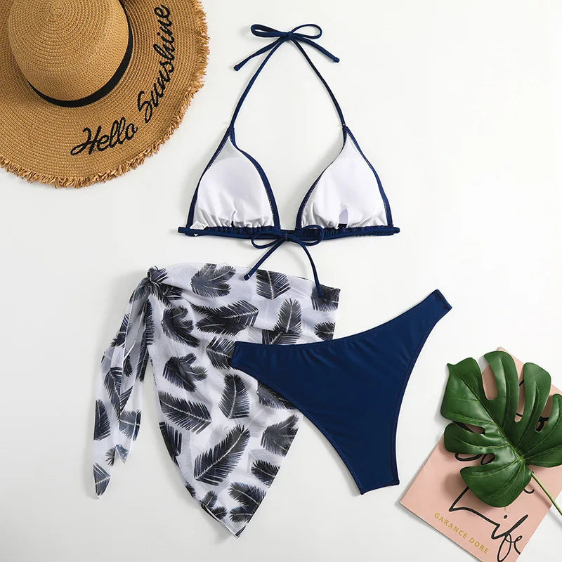 Prêt pour l'été : un chic BREEZE BEEZ Maillot de Bain Femme 3 Pièces | L'ensemble haut & Bas associé à un paréo assorti, des feuilles tropicales et un chapeau de soleil saluant « bonjour soleil » évoquent les rêves d'une très belle escapade de vacances.