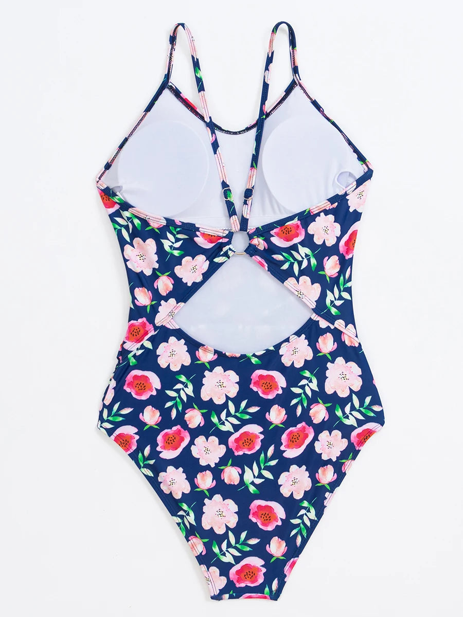 Un maillot de bain une pièce fleuri, Maillot de Bain Imprimé 1 Pièce Gainant de BREEZE BEEZ avec un motif découpé sur fond blanc.