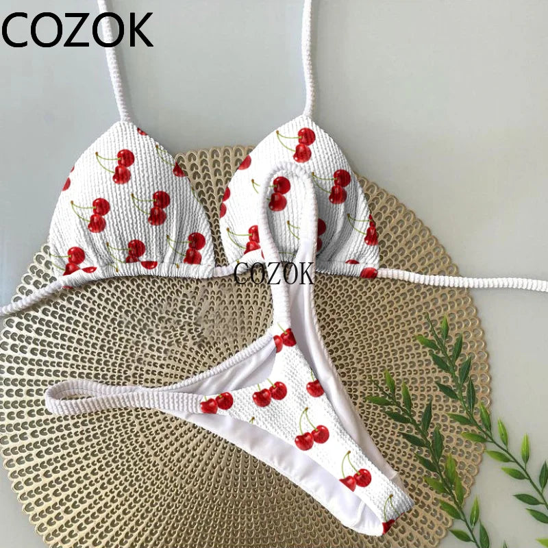 Bienvenue dans notre boutique en ligne, découvrez notre Maillot de Bain Blanc Femme 2 Pièces Bikini à motif imprimé cerises sur fond texturé, conçu pour toutes les morphologies par BREEZE BEEZ.