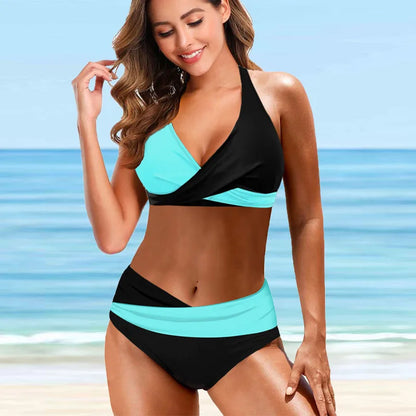 Bienvenue dans notre boutique en ligne, où une femme pose sur la plage portant un maillot de bain 2 pièces noir de la marque BREEZE BEEZ avec un haut à col licou noir et une bas taille haute avec des accents.