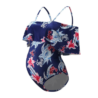 Bienvenue dans notre boutique en ligne, découvrez un maillot de bain 1 pièce pour femme enceinte fleuri avec un design à volants épaules dénudées, isolé sur un fond blanc. Nos maillots mettent BREEZEBEEZ.