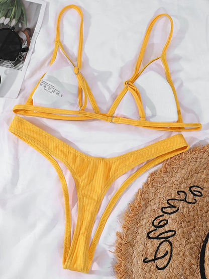 Maillot de Bain 2 Pièces Jaune Bikini 2024 Jaune vif Ensemble sexy au design texturé, disposé à côté d'un chapeau de paille sur fond clair, prêt pour une journée de plage ensoleillée. Conçues pour toutes les morphologies, les collections BREEZE BEEZ mettent en avant