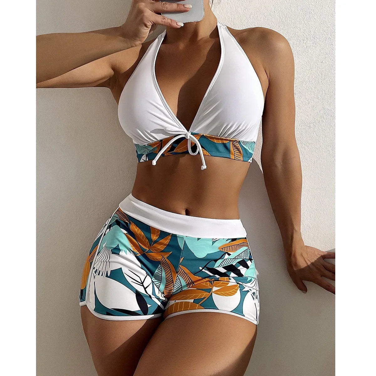 Une personne portant un Maillot de Bain Short Femme 2 pièces Sexy élégant et confortable de BREEZE BEEZ, prête à profiter des vacances lors d'une journée ensoleillée à la plage.