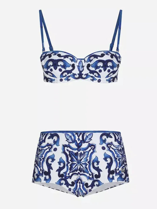 Un Maillot de Bain Femme Élégant de la Nouvelle Collection BREEZE BEEZ avec un motif bleu et blanc orné, rappelant les designs traditionnels de la porcelaine, idéal pour profiter